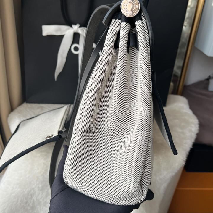 Hermes Herbag Zip PM 31 Limited
Noir
