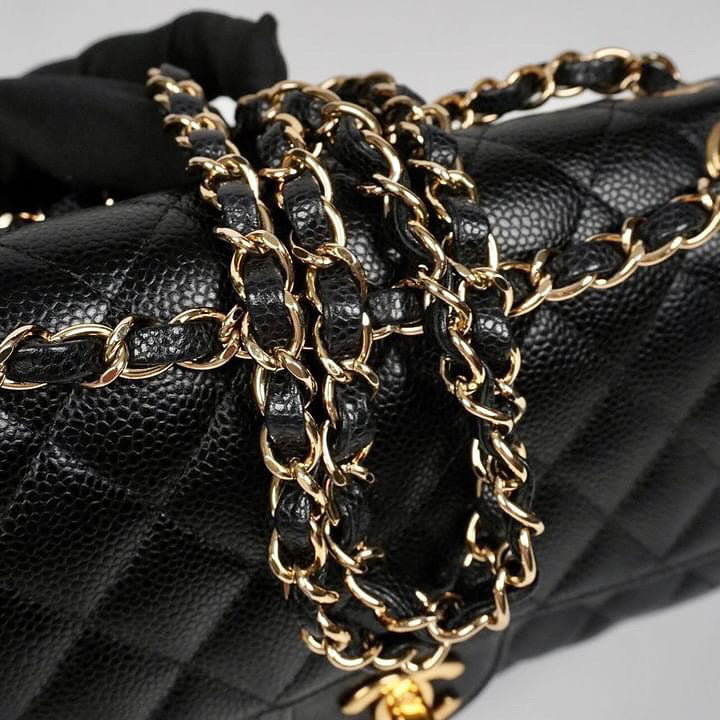 Chanel Black caviar GHW medium classic flap bag