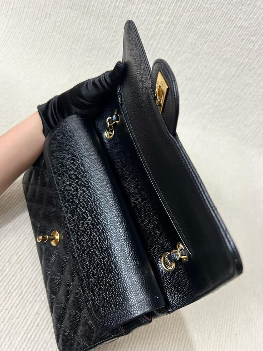 Chanel black caviar medium classic flap GHW