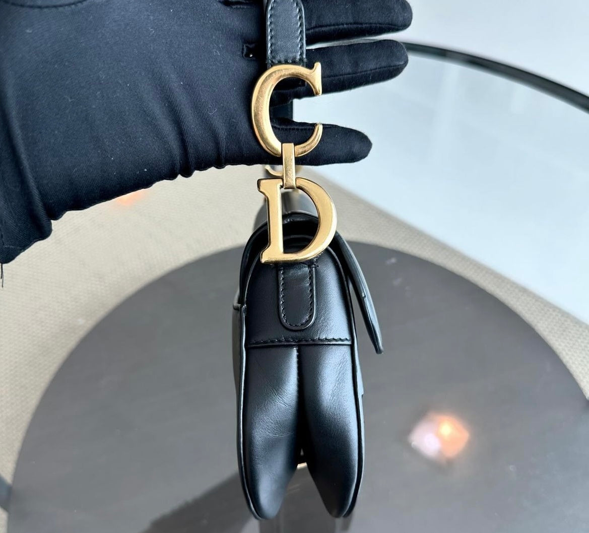 Christian Dior Saddle Smooth
Calfskin Black GHW Shoulder Bag