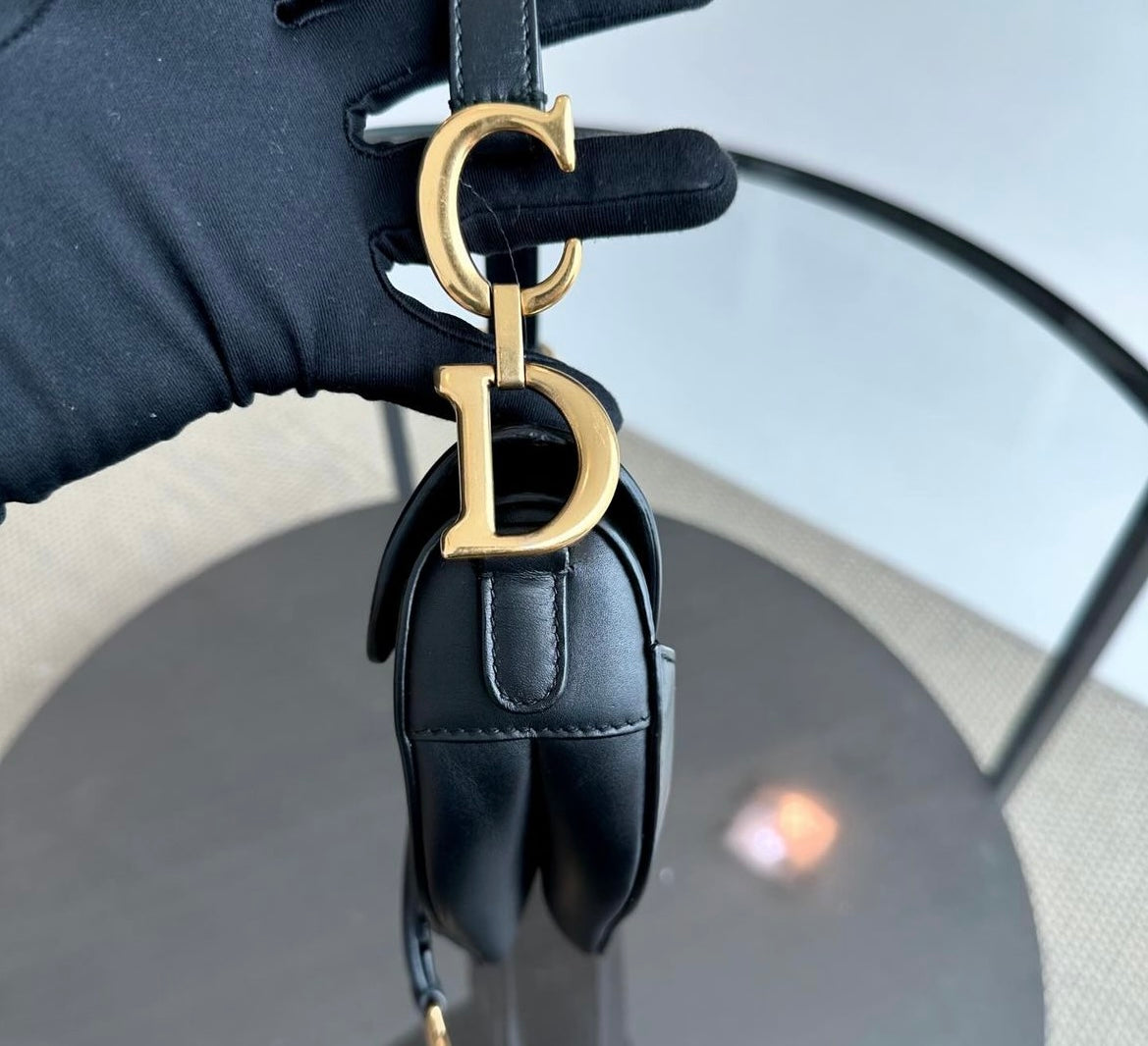 Christian Dior Saddle Smooth
Calfskin Black GHW Shoulder Bag