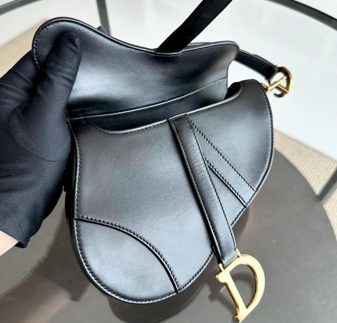 Christian Dior Saddle Smooth
Calfskin Black GHW Shoulder Bag