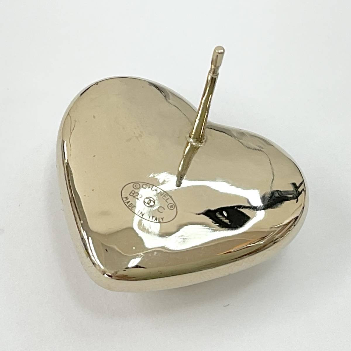Chanel Pearl CC heart gold earring studs