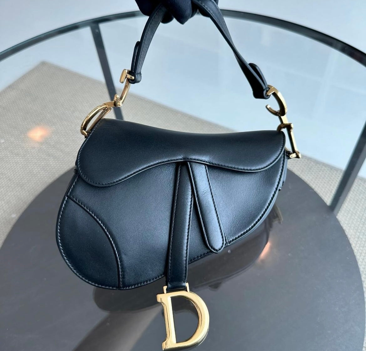 Christian Dior Saddle Smooth
Calfskin Black GHW Shoulder Bag