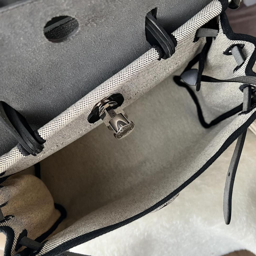 Hermes Herbag Zip PM 31 Limited
Noir