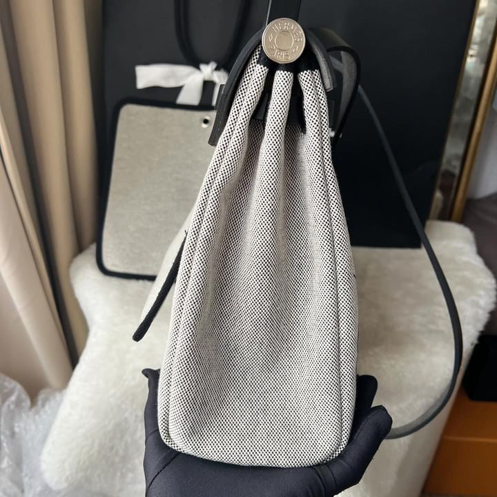 Hermes Herbag Zip PM 31 Limited
Noir