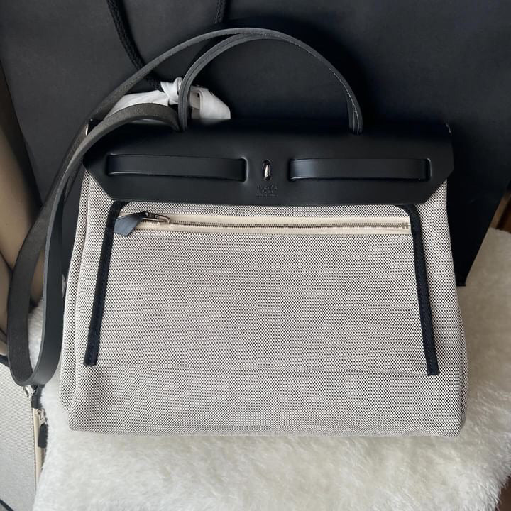 Hermes Herbag Zip PM 31 Limited
Noir