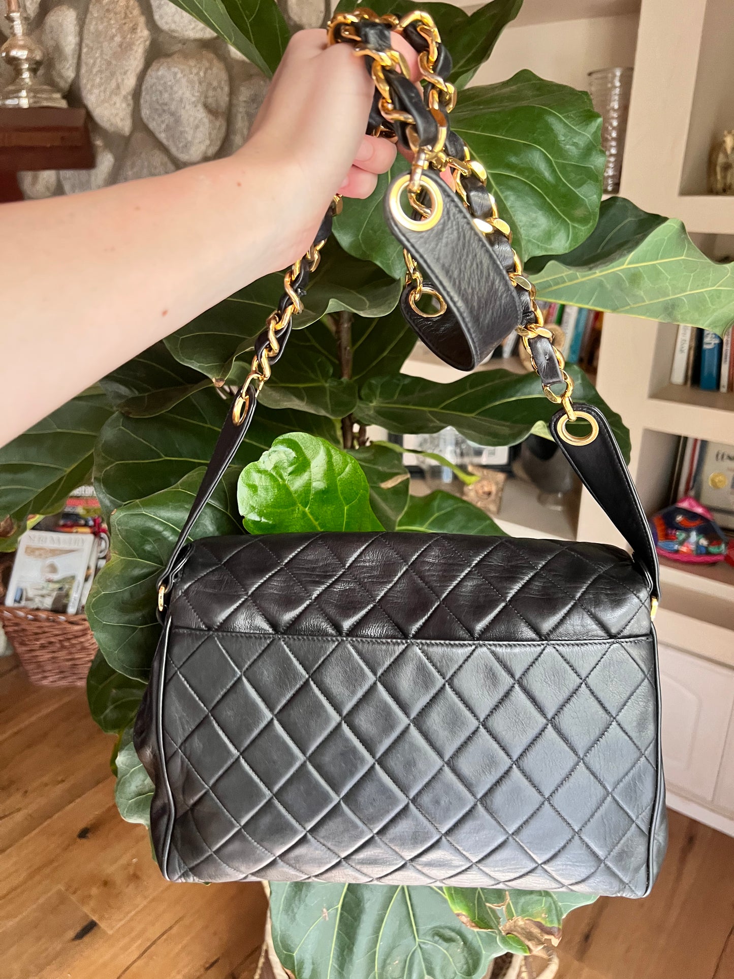 Rare! Vintage Chanel lambskin rounded flap crossbody shoulder bag
