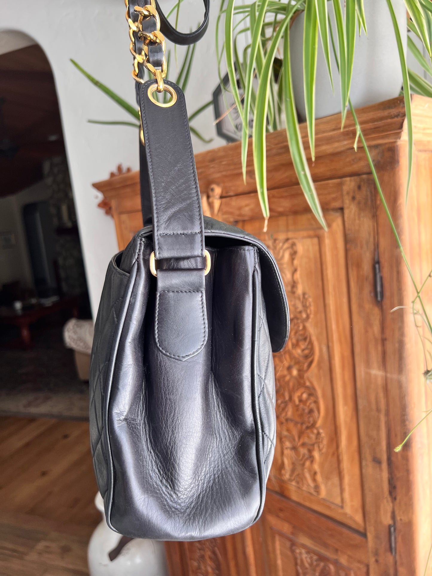 Rare! Vintage Chanel lambskin rounded flap crossbody shoulder bag