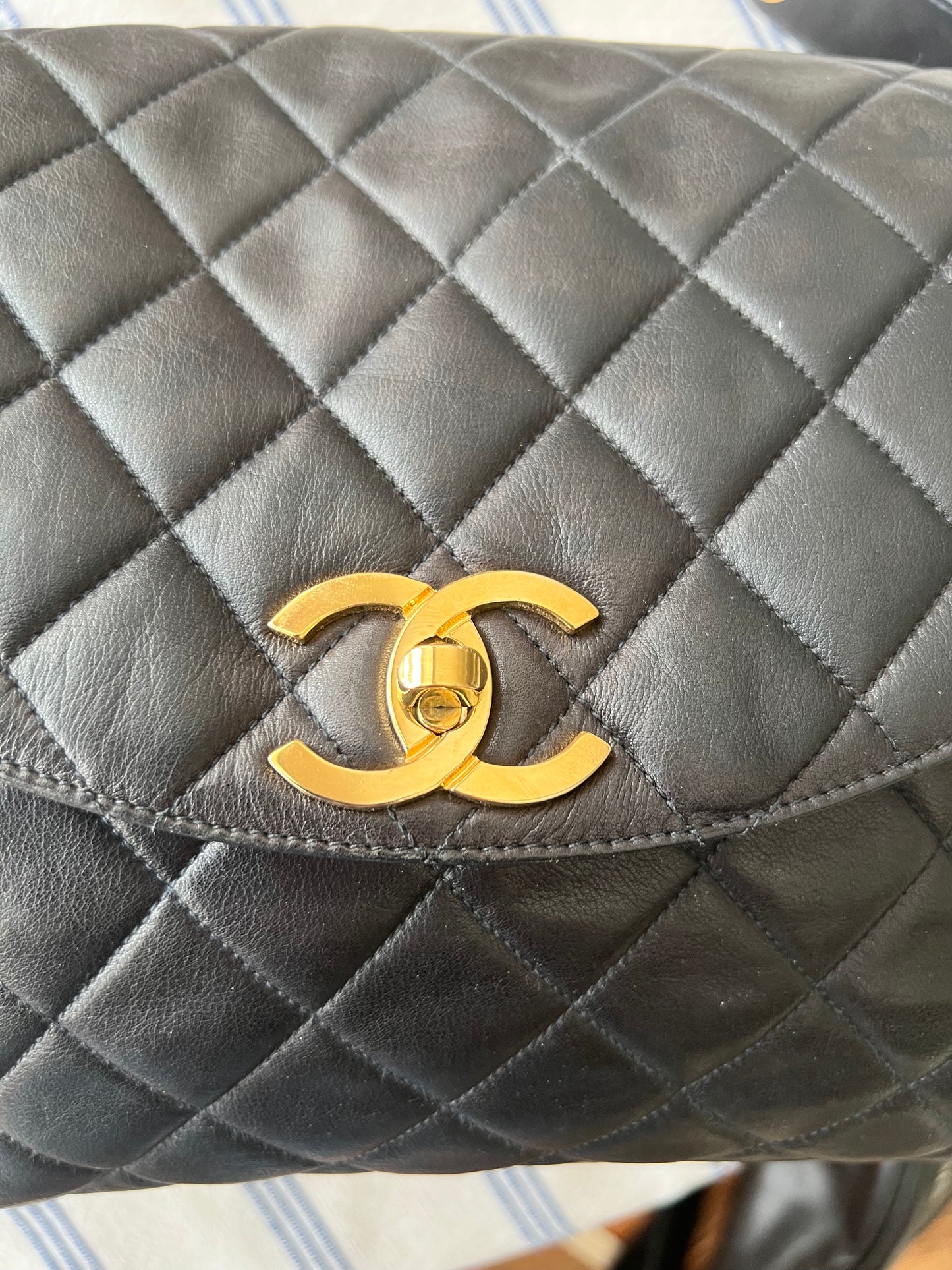 Rare! Vintage Chanel lambskin rounded flap crossbody shoulder bag
