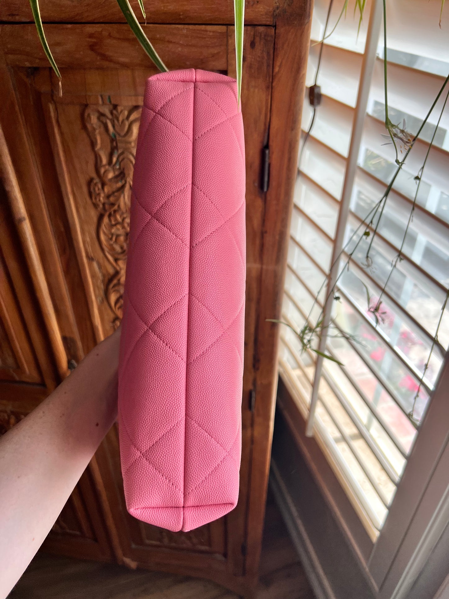 Rare! Chanel pink caviar large quilt cutout chain handle clutch