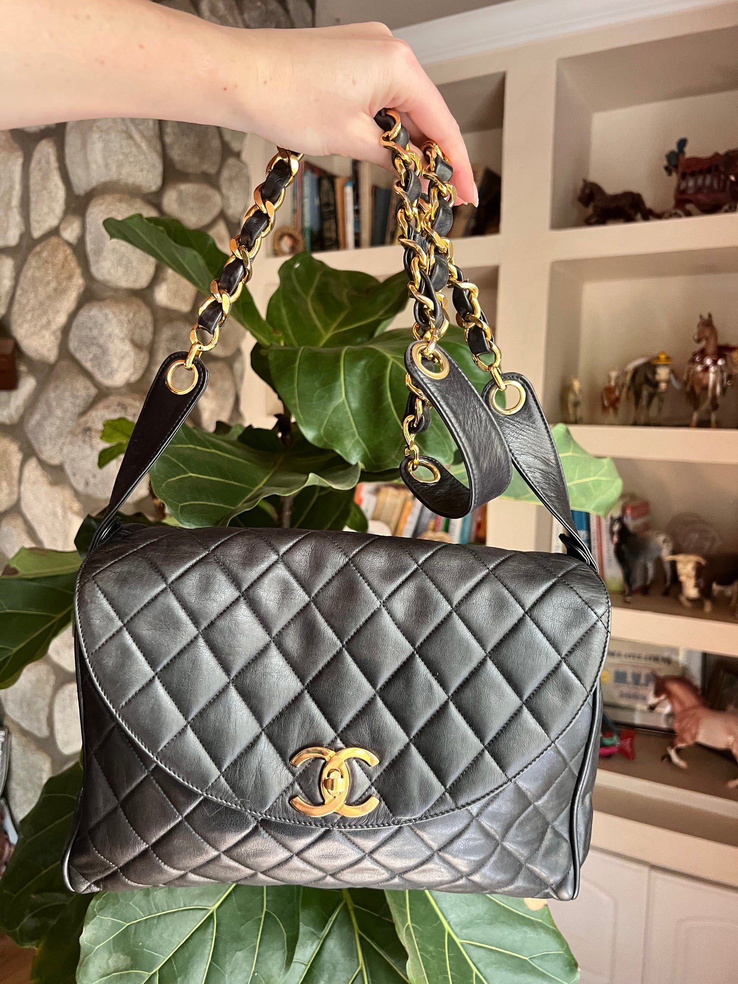 Rare! Vintage Chanel lambskin rounded flap crossbody shoulder bag