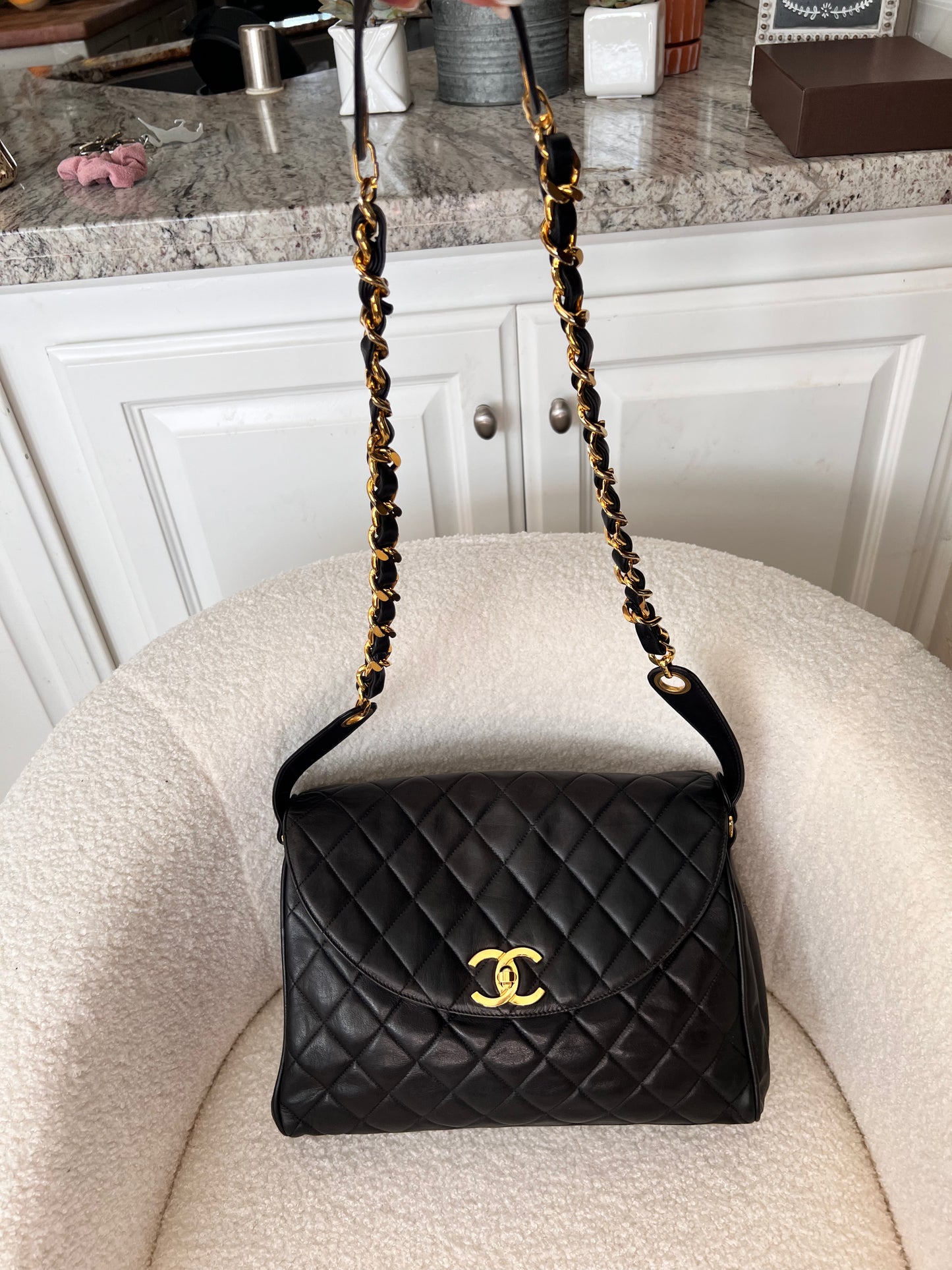 Rare! Vintage Chanel lambskin rounded flap crossbody shoulder bag