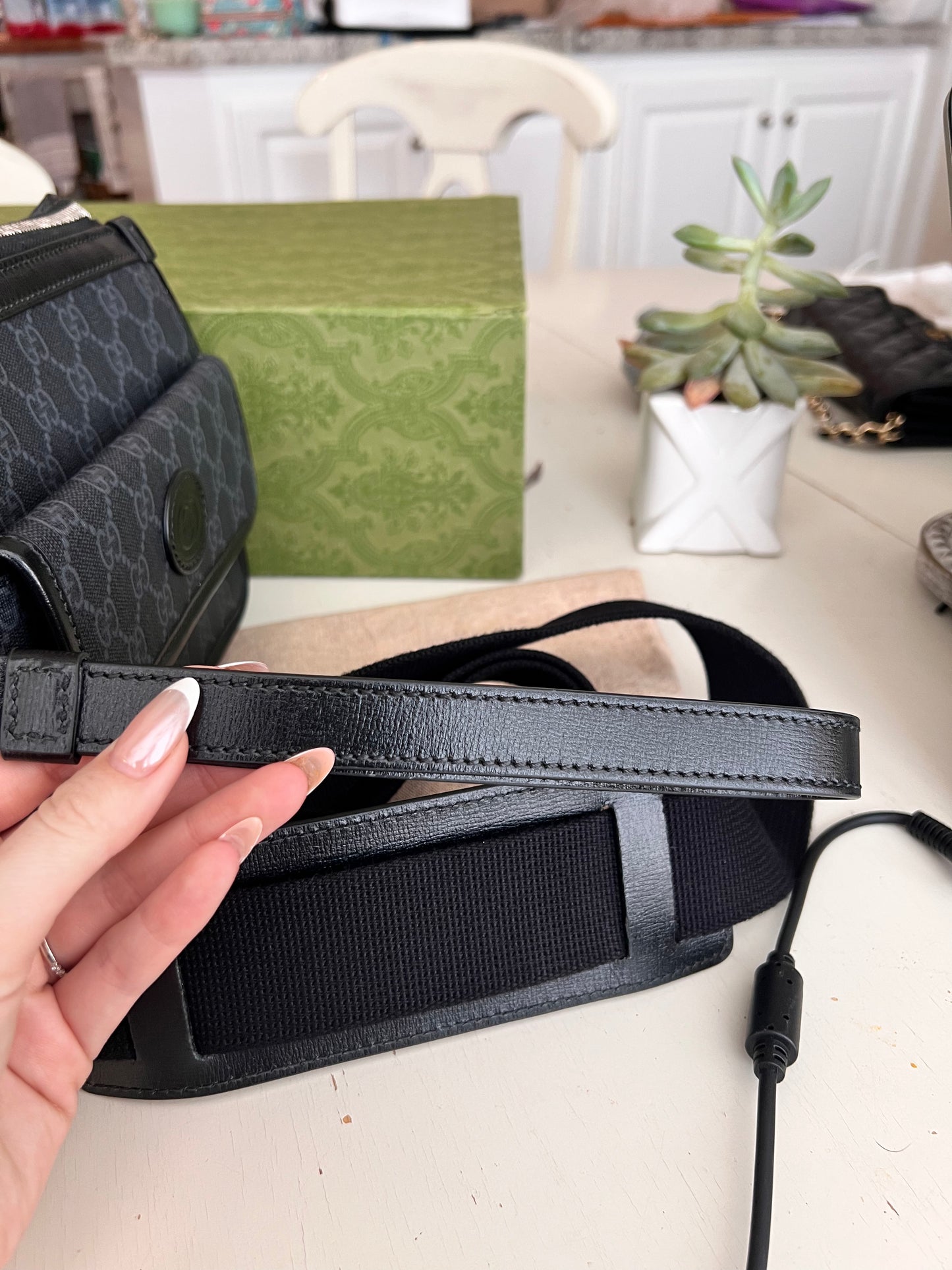 RARE! Gucci GG supreme black small messenger crossbody / wristlet bag