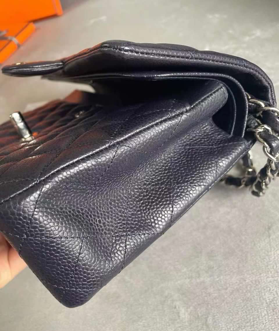 Chanel medium classic flap navy caviar SHW