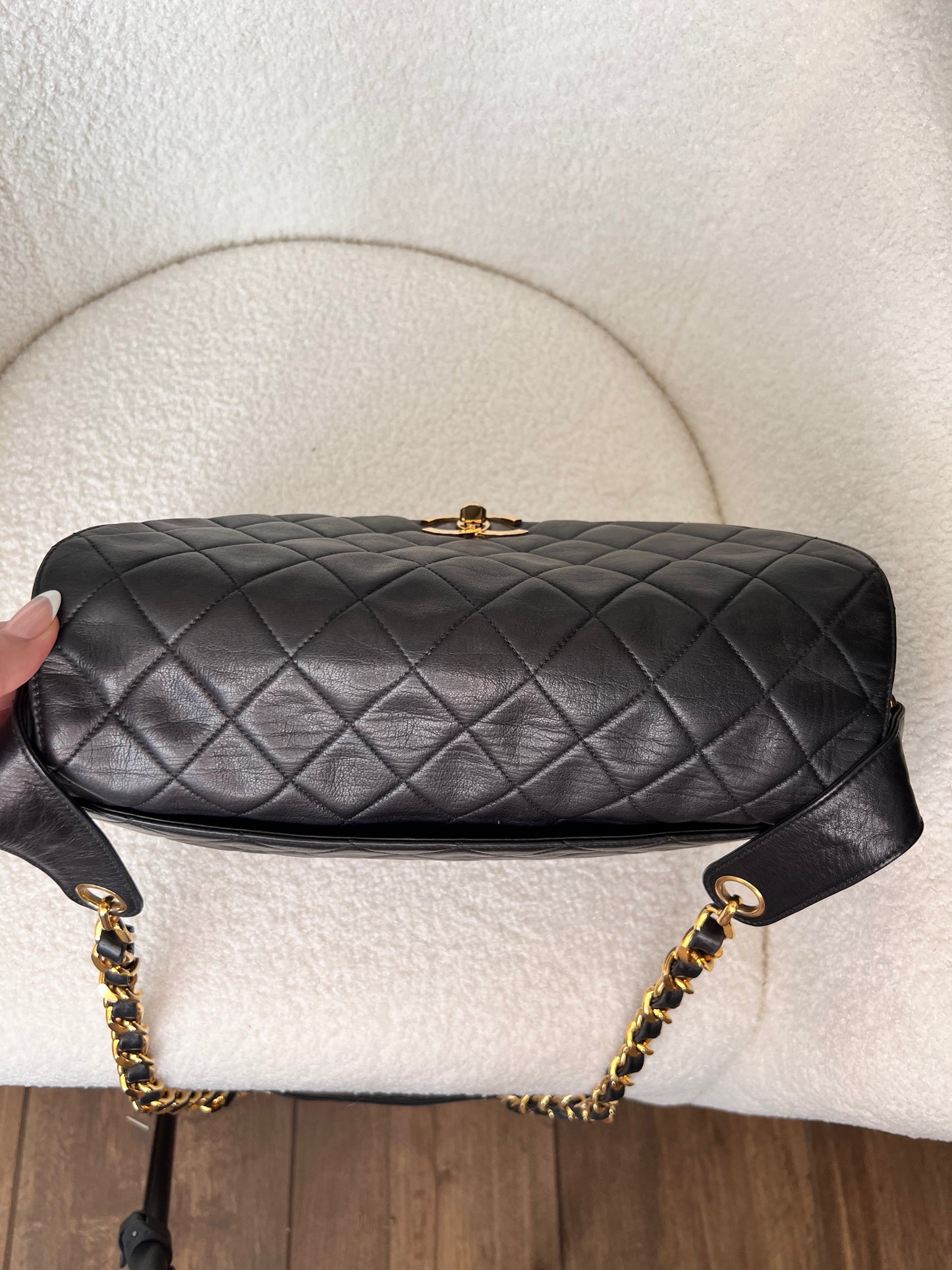 Rare! Vintage Chanel lambskin rounded flap crossbody shoulder bag