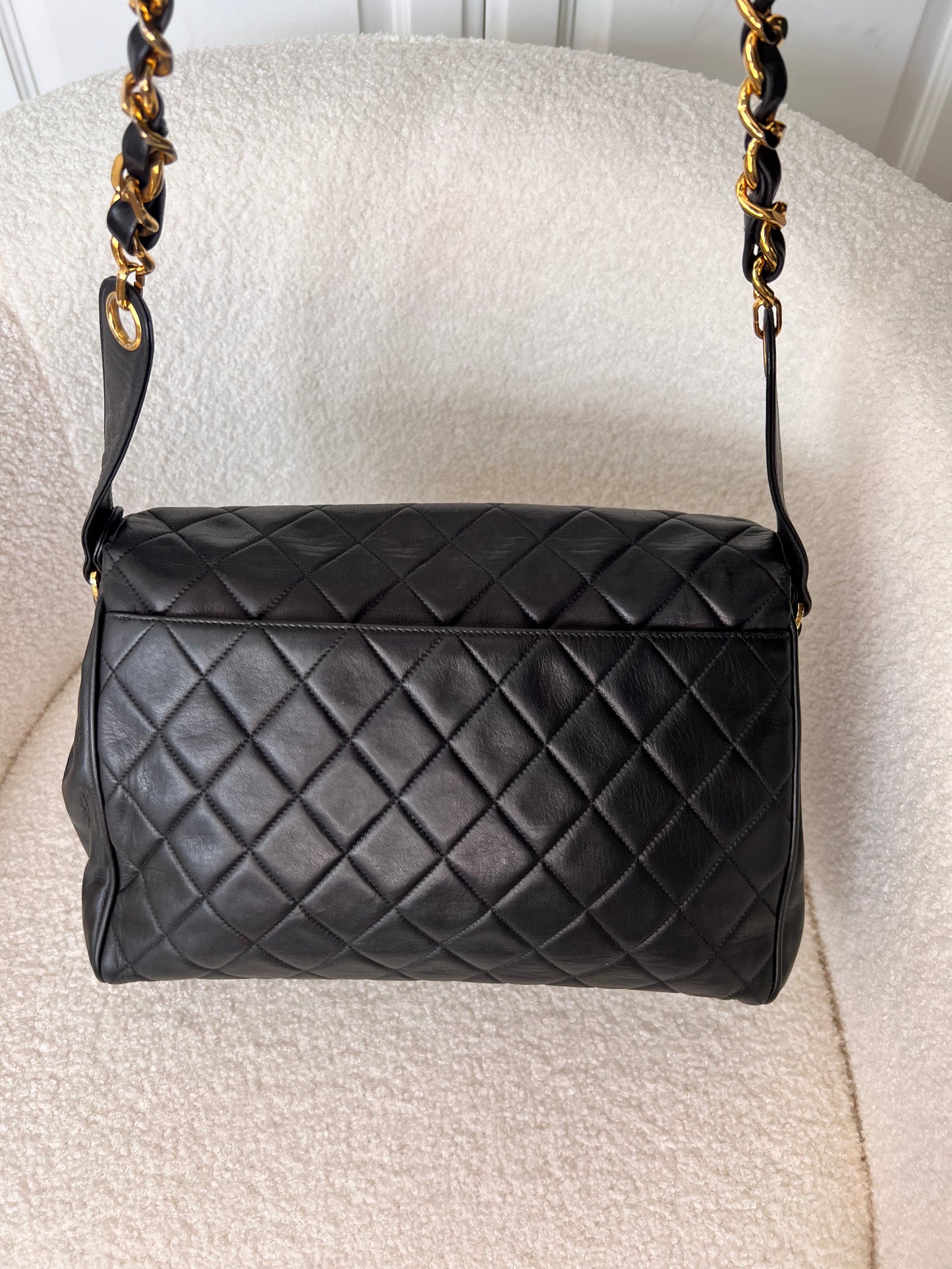 Rare! Vintage Chanel lambskin rounded flap crossbody shoulder bag