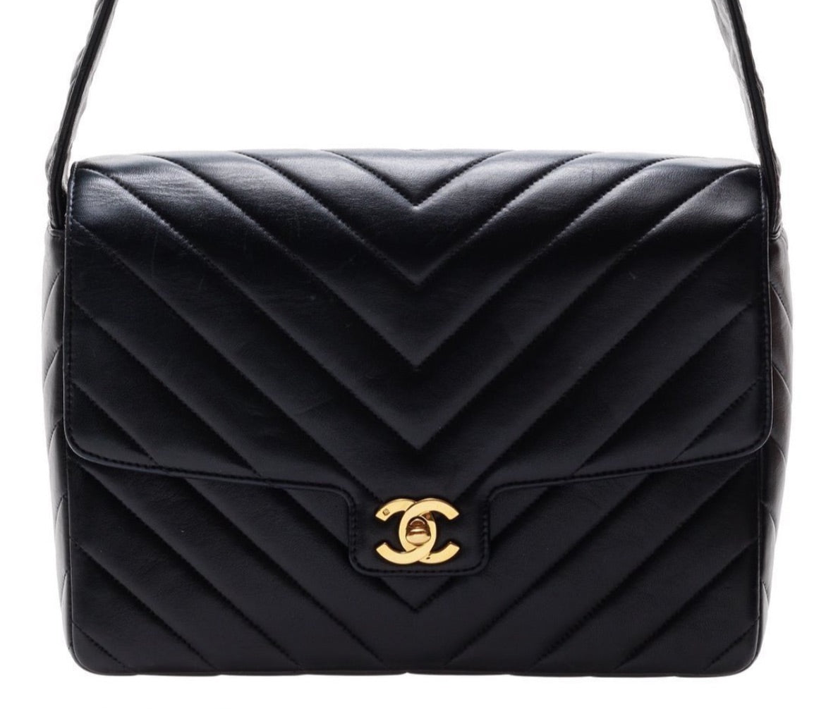 Chanel chevron black lambskin messenger flap bag