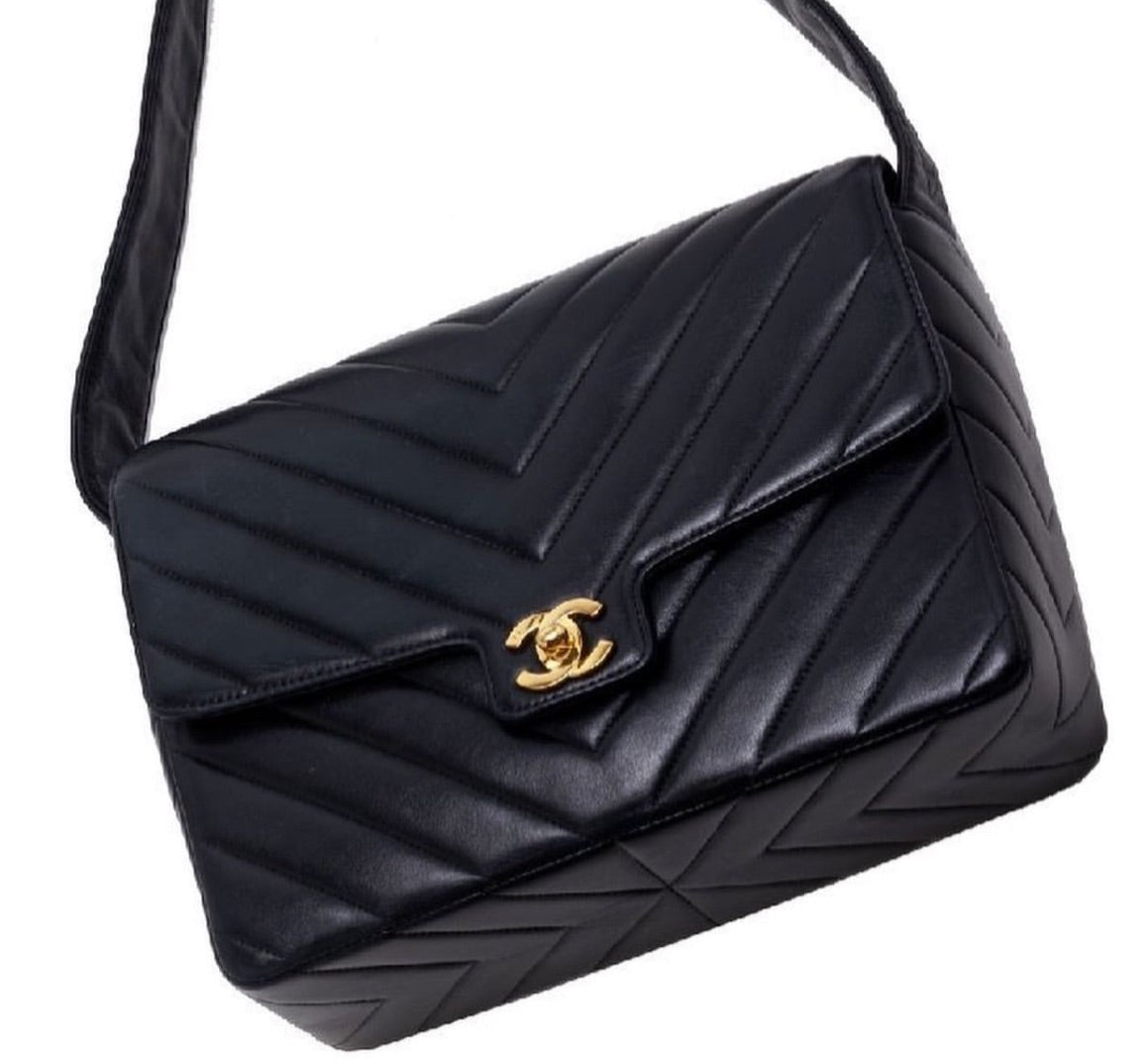 Chanel chevron black lambskin messenger flap bag