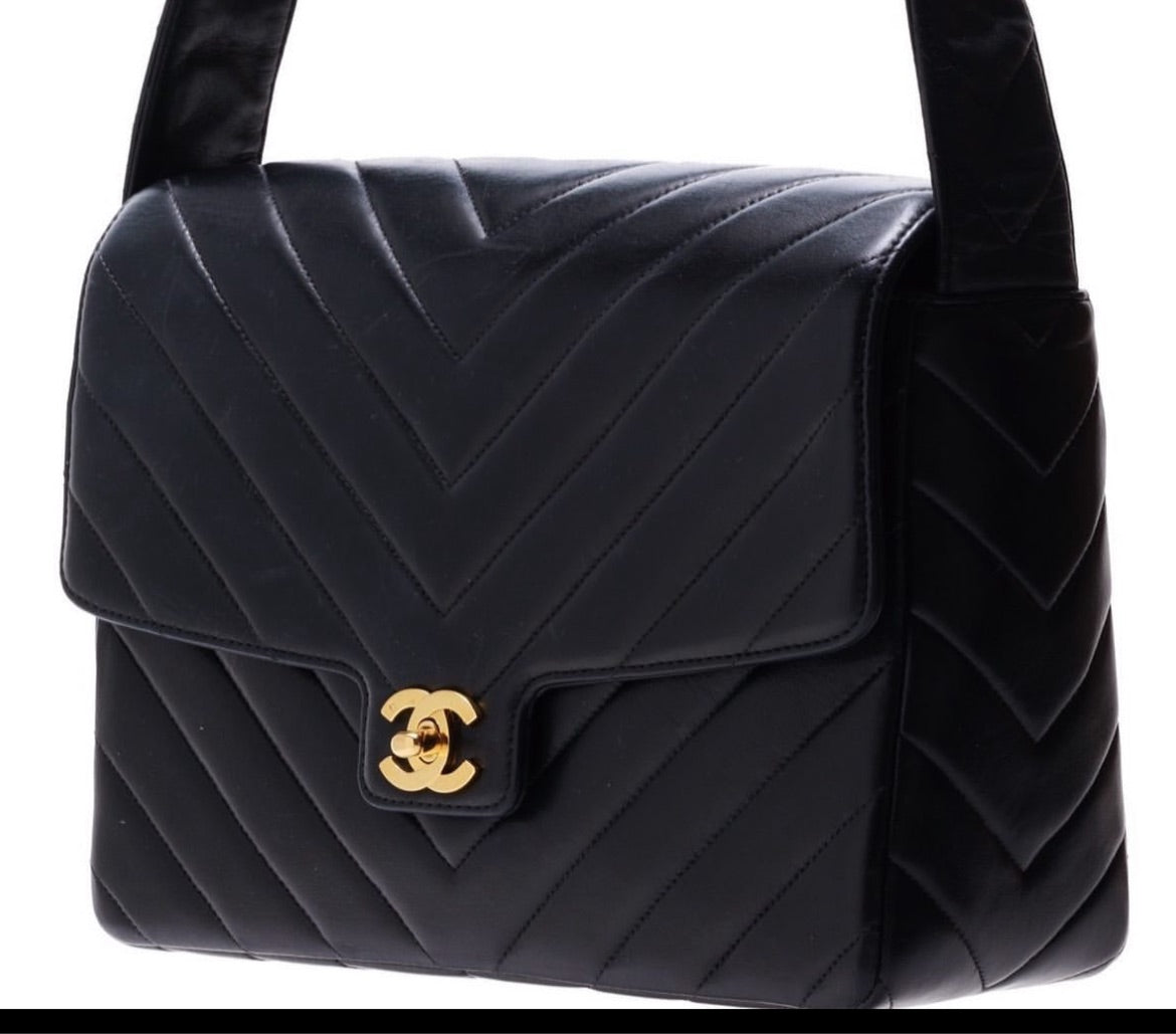 Chanel chevron black lambskin messenger flap bag