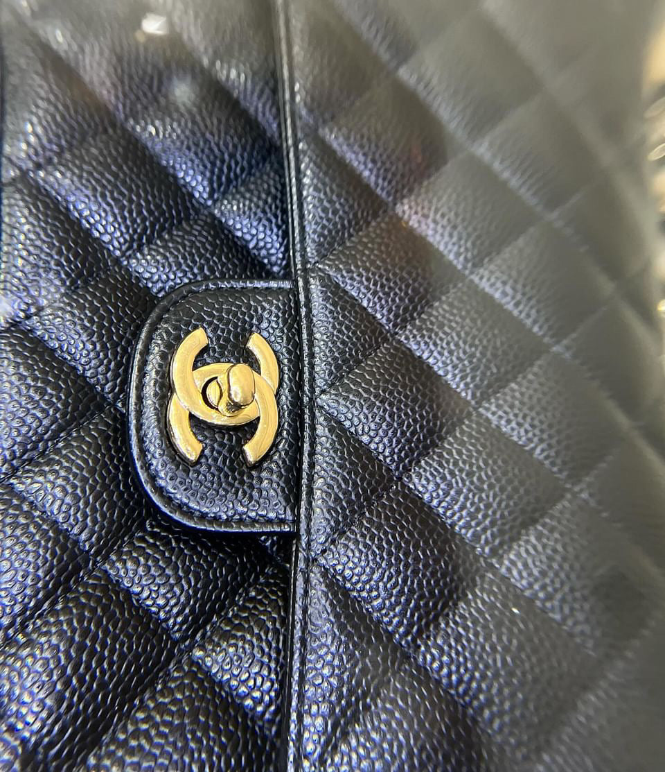 Chanel black caviar medium classic flap GHW