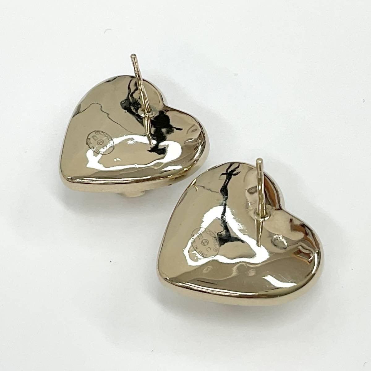 Chanel Pearl CC heart gold earring studs