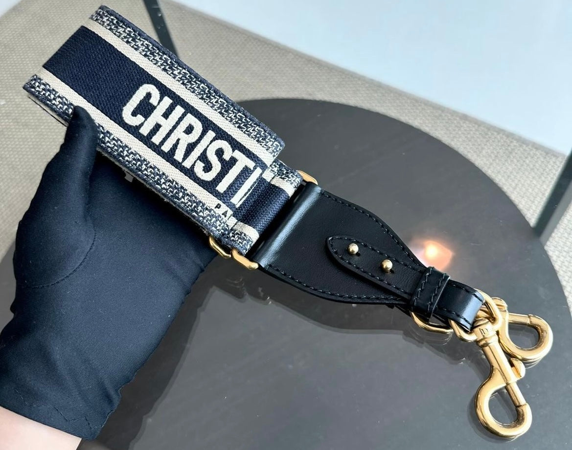 Christian Dior Saddle Smooth
Calfskin Black GHW Shoulder Bag
