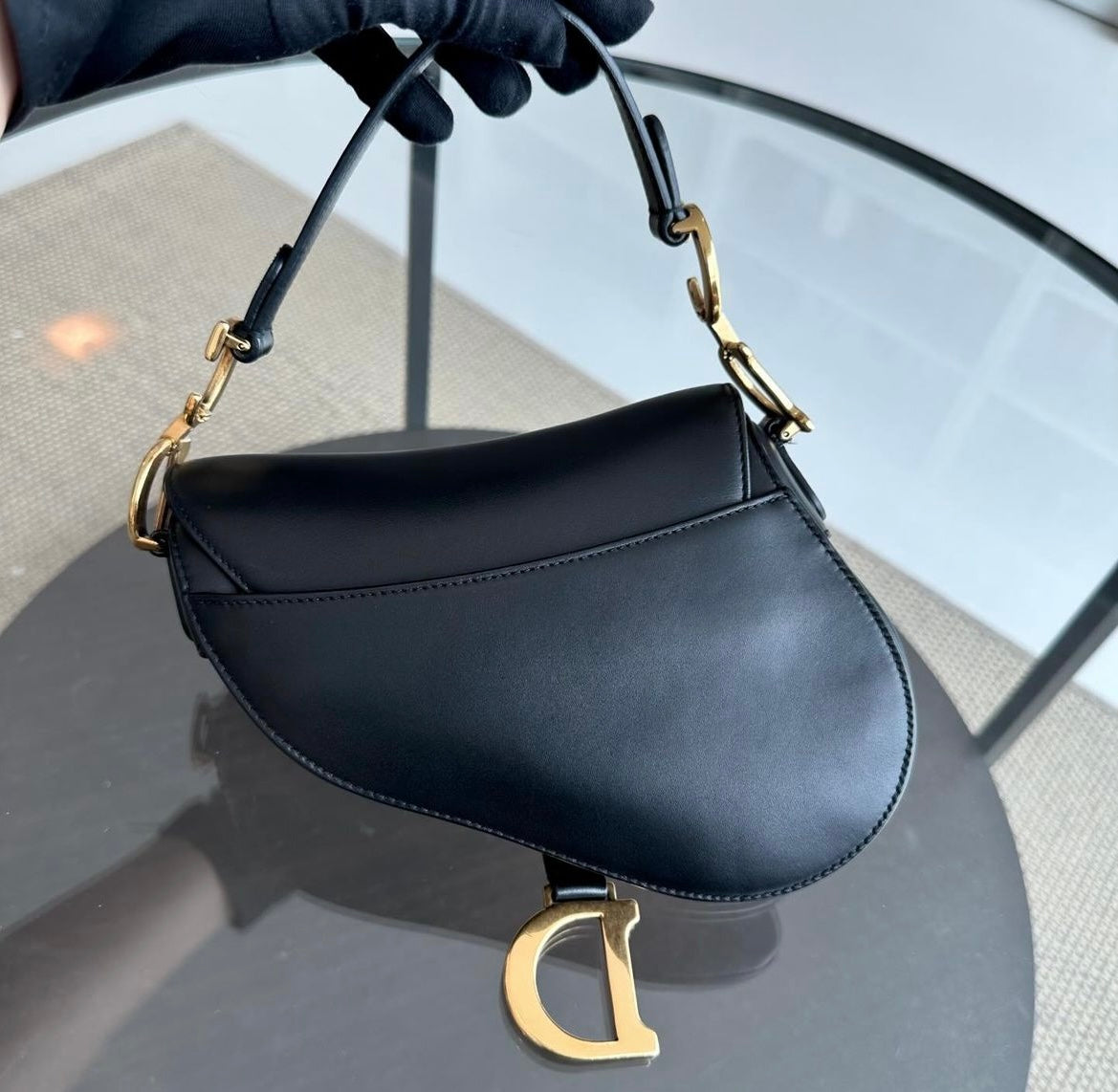 Christian Dior Saddle Smooth
Calfskin Black GHW Shoulder Bag