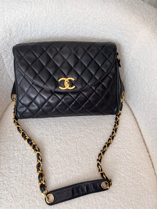 Rare! Vintage Chanel lambskin rounded flap crossbody shoulder bag