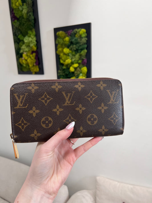 Louis Vuitton monogram zippy wallet